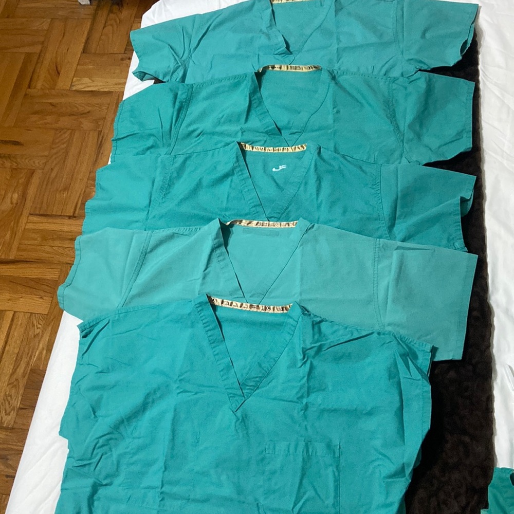 SCRUB TOPS UNISEX SURGICAL GREEN ( OR unit)